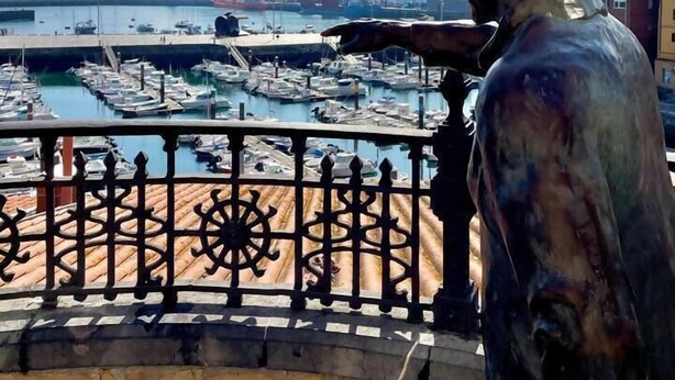 A statue overlooking a marina with boats. - Katorse, 2 bedrooms, 2 bathrooms and elevator (Bermeo)