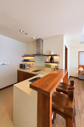 Kühlschrank, Mikrowelle, Ofen, Wasserkocher