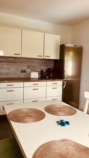 Kjøleskap, mikrobølgeovn, ovn og kokeplater