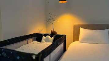 House | 4 bedrooms, iron/ironing board, free cribs/infant beds, free WiFi