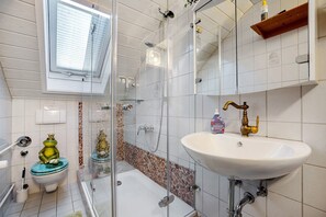 Dusj, hårføner og håndklær