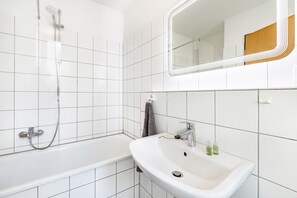 Shower, hair dryer, towels - Apartment 'Duisburg Central 2' with Wi-Fi (Duisburg)