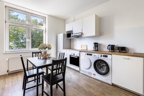 Kühlschrank, Mikrowelle, Ofen, Herdplatte