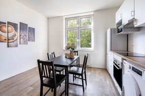 Kylskåp, mikrovågsugn, ugn och spishäll
