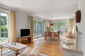 TV - 1 Terrace Suite Apartment with Valley View, Private Terrace, Shared Sauna and Wi-Fi (Furtwangen im Schwarzwald)