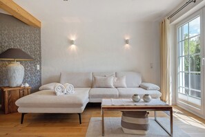 TV - 1 Terrace Suite Apartment with Valley View, Private Terrace, Shared Sauna and Wi-Fi (Furtwangen im Schwarzwald)