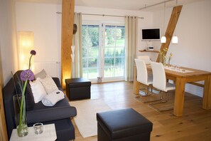 TV - Apartment '2 Natursuite' with Valley View, Shared Garden, Sauna and Wi-Fi (Furtwangen im Schwarzwald)