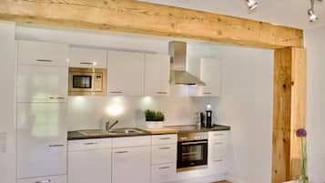 Frigorifero, microonde, forno, piano cottura