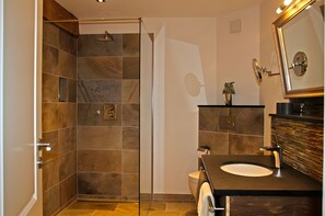 Een douche, een haardroger, handdoeken