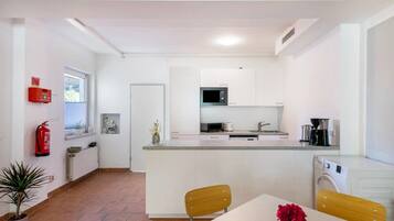 Frigorifero, microonde, forno, piano cottura