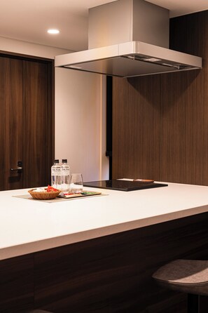 Family Room | Private kitchen | Mini-fridge, microwave, oven, stovetop