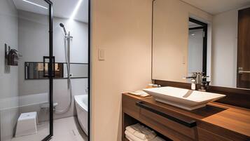 Family Room | Bathroom | Combined shower/tub, free toiletries, hair dryer, slippers
