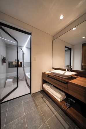 Habitación familiar | Baño | Ducha y bañera combinadas y artículos de higiene personal gratuitos