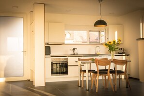 Fridge, oven, stovetop, dishwasher