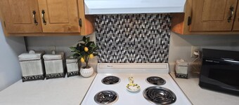 Ella's Place is a charming 3-bedroom house with AC, WiFi in East Columbus