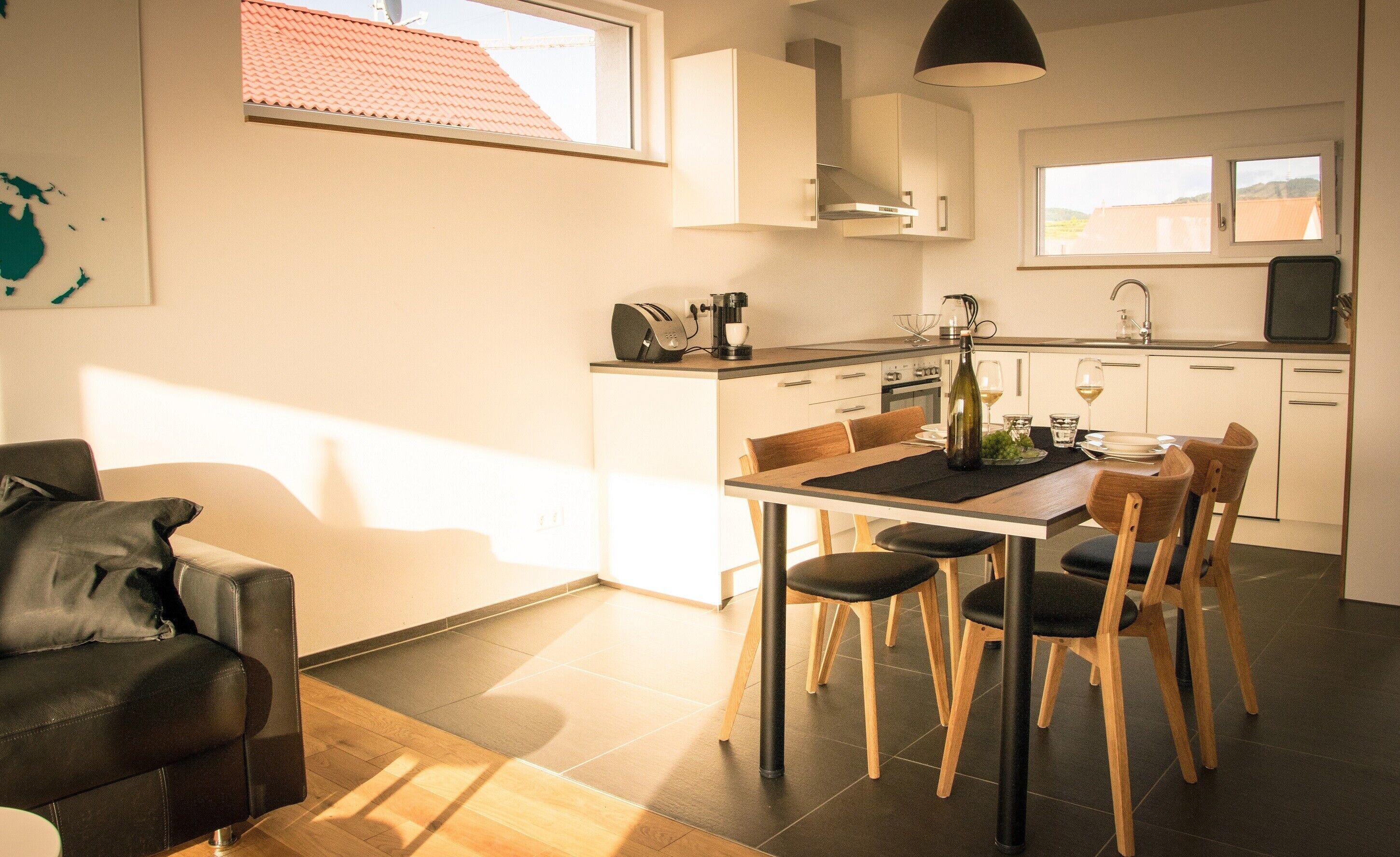 Een koelkast, een oven, een kookplaat, een vaatwasser