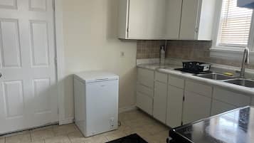 Jääkaappi, uuni, liesi, keittoastiat/astiat/ruokailuvälineet