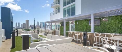 屋外ダイニングエリア