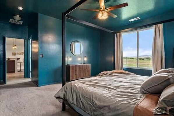 4 bedrooms, iron/ironing board, WiFi, bed sheets