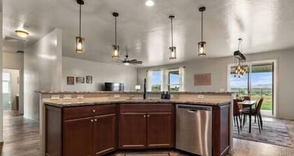 Private 7-Acre Wine Trail Estate near Lake Lowell