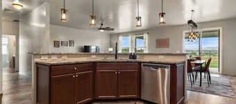 Private 7-Acre Wine Trail Estate near Lake Lowell