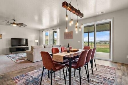 Private 7-Acre Wine Trail Estate near Lake Lowell