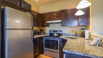 Réfrigérateur, micro-ondes, plaque de cuisson, lave-vaisselle