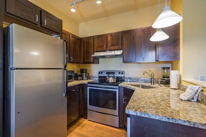 Thanksgiving Mountain Lodge, Mass.- 1 BR 1 Ba. Bousquet Mt Ski 11/26-11/29/2025