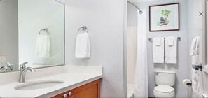 Secador de pelo, toallas, jabón, shampoo