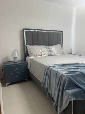 3 slaapkamers, een strijkplank/strijkijzer, wifi, beddengoed