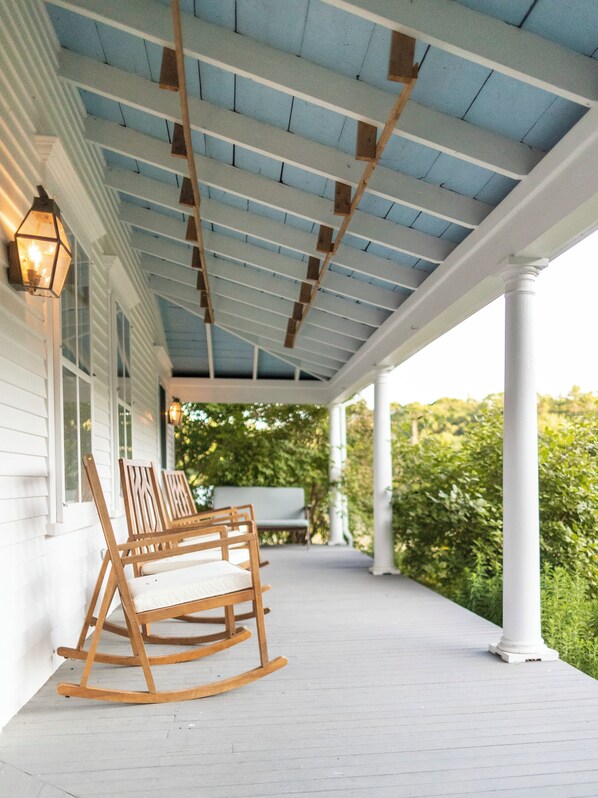 Terrace/patio - Bright and Beautiful Farmhouse at Wanderwood (Nobleboro)