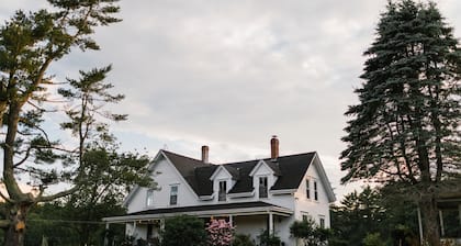 Bright and Beautiful Farmhouse at Wanderwood