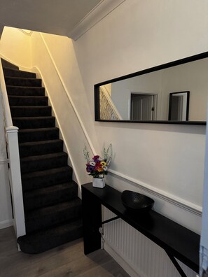 Interior - Welcome to this newly renovated cozy & charming home in Dagenham, East London (Dagenham)