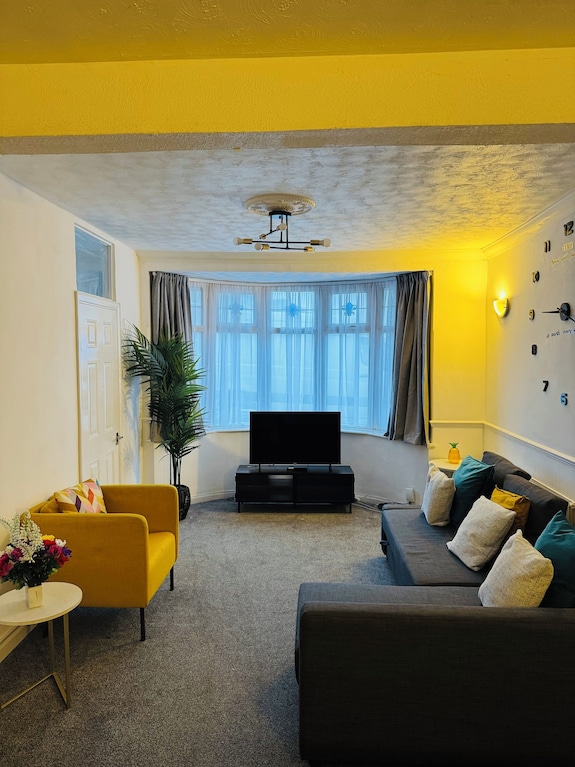 Welcome To This Newly Renovated Cozy & Charming Home In Dagenham, East London - Romford