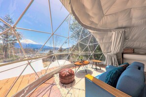 Habitación cuádruple de lujo | Decoración personalizada, muebles diferentes y ropa de cama 
