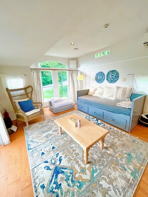 Decoración personalizada, muebles diferentes y ropa de cama 