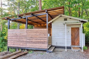 Fritidshus i japansk stil - flera sängar - terrass - utsikt mot bergen | Individuell inredning, unika möbler och sängkläder