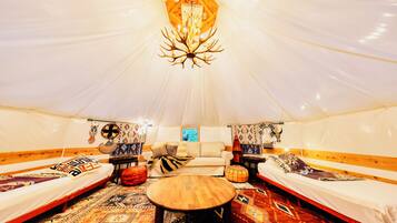 Deluxe Cabin | Living area