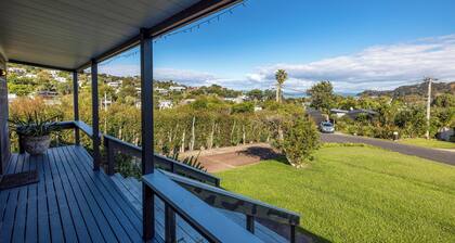 Matai Cottage in Oneroa with Sea Views
