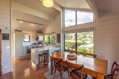 Matai Cottage in Oneroa with Sea Views