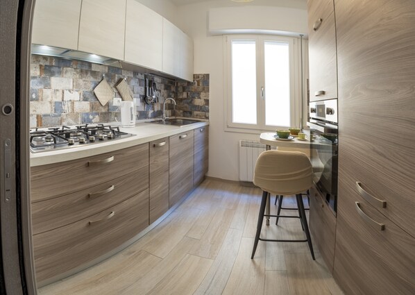 Kühlschrank, Mikrowelle, Ofen, Herdplatte