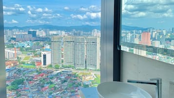 Deluxe Suite, 2 Bedrooms | City view