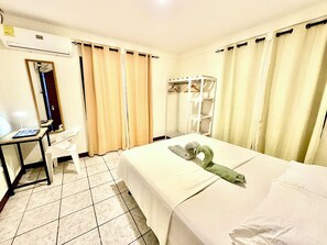 4 bedrooms, desk, free WiFi - 4-bedroom house in amazing Santa Teresa downtown (Santa Teresa)