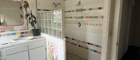 Douche, serviettes fournies