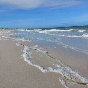 Beach - Sunnysands Beach House - 4 bedrooms to relax, connect, and breathe (Kingston SE)