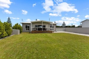 Terrace/patio - Sunnysands Beach House  - 4 bedrooms to relax, connect, and breathe (Kingston SE)