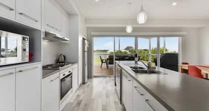 Sunnysands Beach House - 4 bedrooms to relax, connect, and breathe