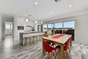 Dining - Sunnysands Beach House - 4 bedrooms to relax, connect, and breathe (Kingston SE)