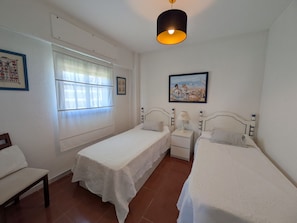 2 slaapkamers, een strijkplank/strijkijzer, gratis wifi, beddengoed