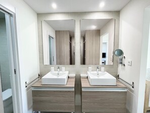 Douche, sèche-cheveux, serviettes fournies
